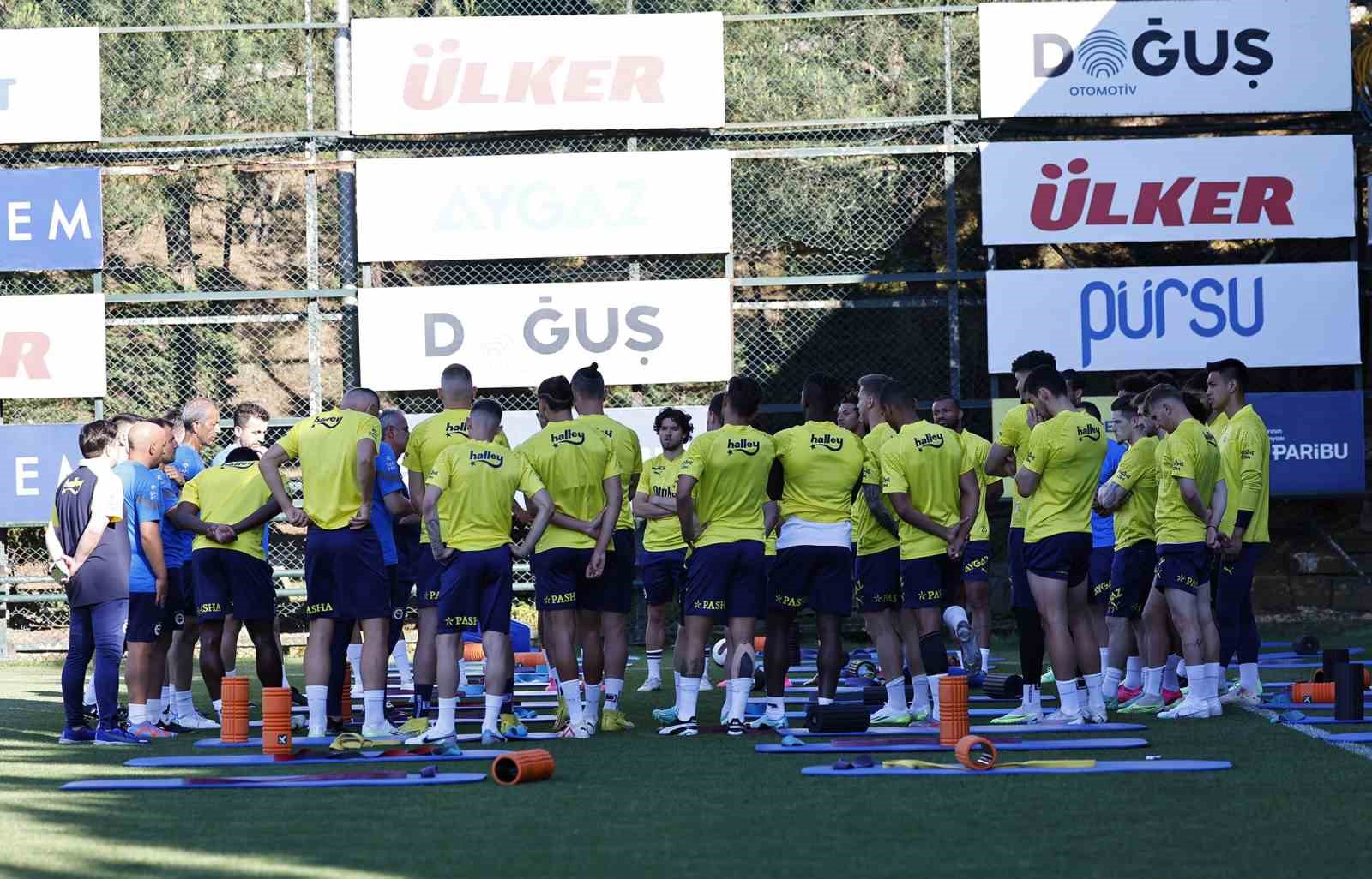 FENERBAHÇE, YENİ SEZON HAZIRLIKLARINI AKŞAM SAATLERİNDE YAPTIĞI ANTRENMANLA SÜRDÜRDÜ.