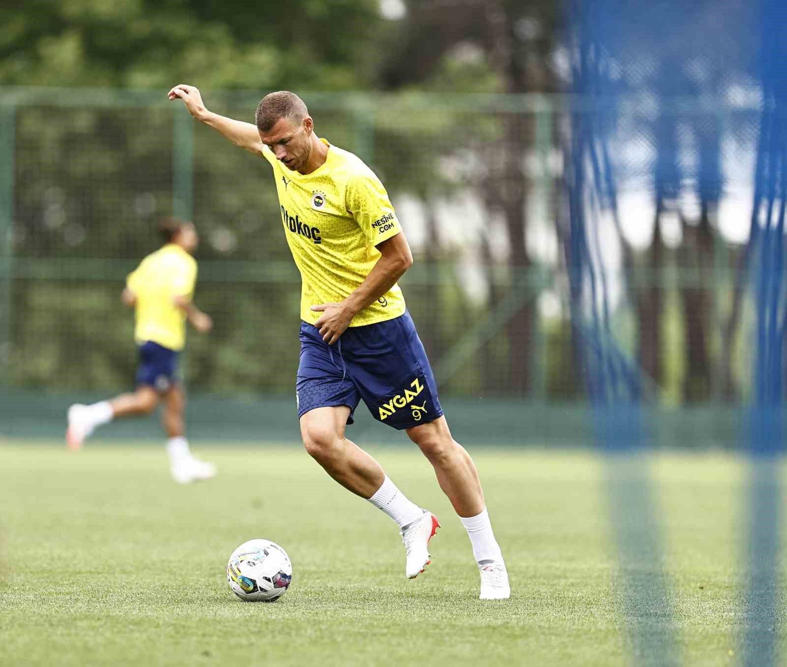 FENERBAHÇE, YENİ SEZON HAZIRLIKLARINA SABAH SAATLERİNDE CAN BARTU TESİSLERİ'NDE YAPTIĞI
