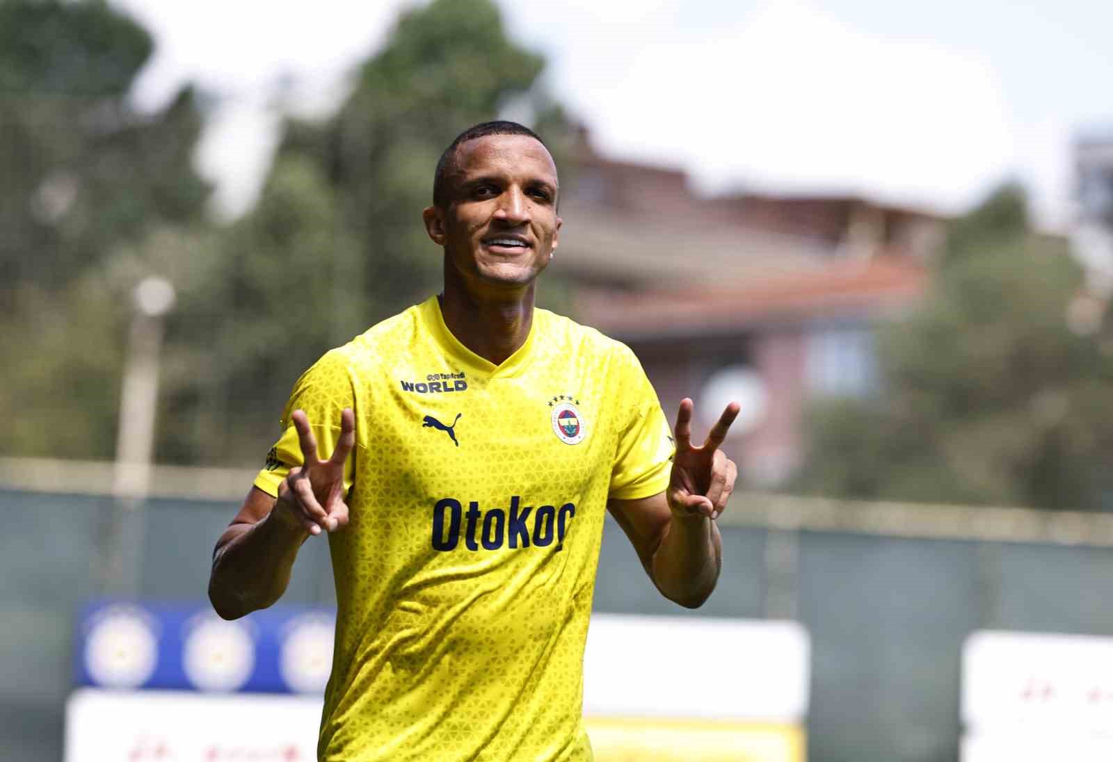 FENERBAHÇE, YENİ SEZON HAZIRLIKLARINA SABAH SAATLERİNDE CAN BARTU TESİSLERİ'NDE YAPTIĞI