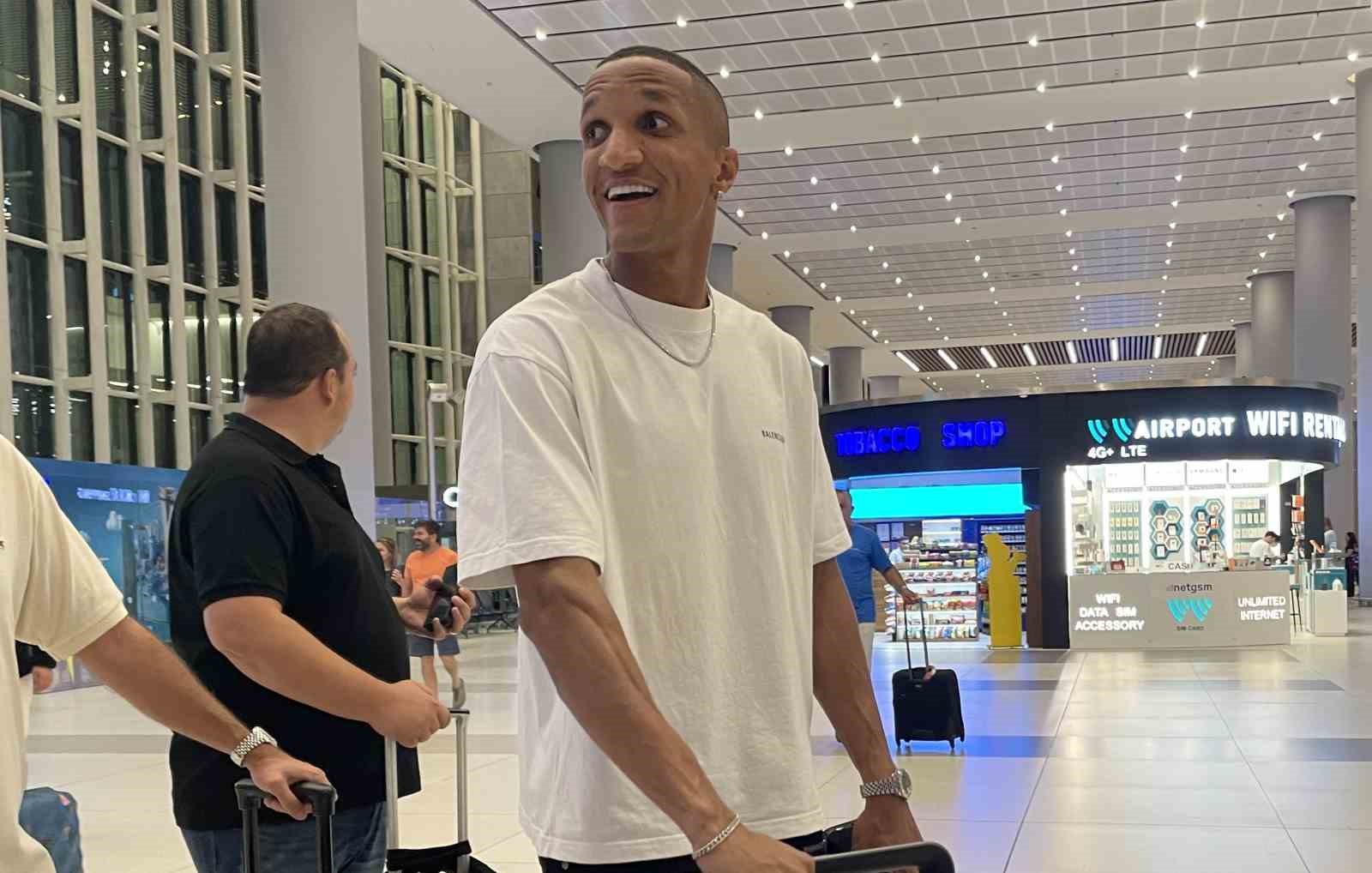FENERBAHÇE’NİN ANLAŞMAYA VARDIĞI BREZİLYALI STOPER RODRİGO BECAO, TRANSFER GÖRÜŞMELERİNİ TAMAMLAMAK