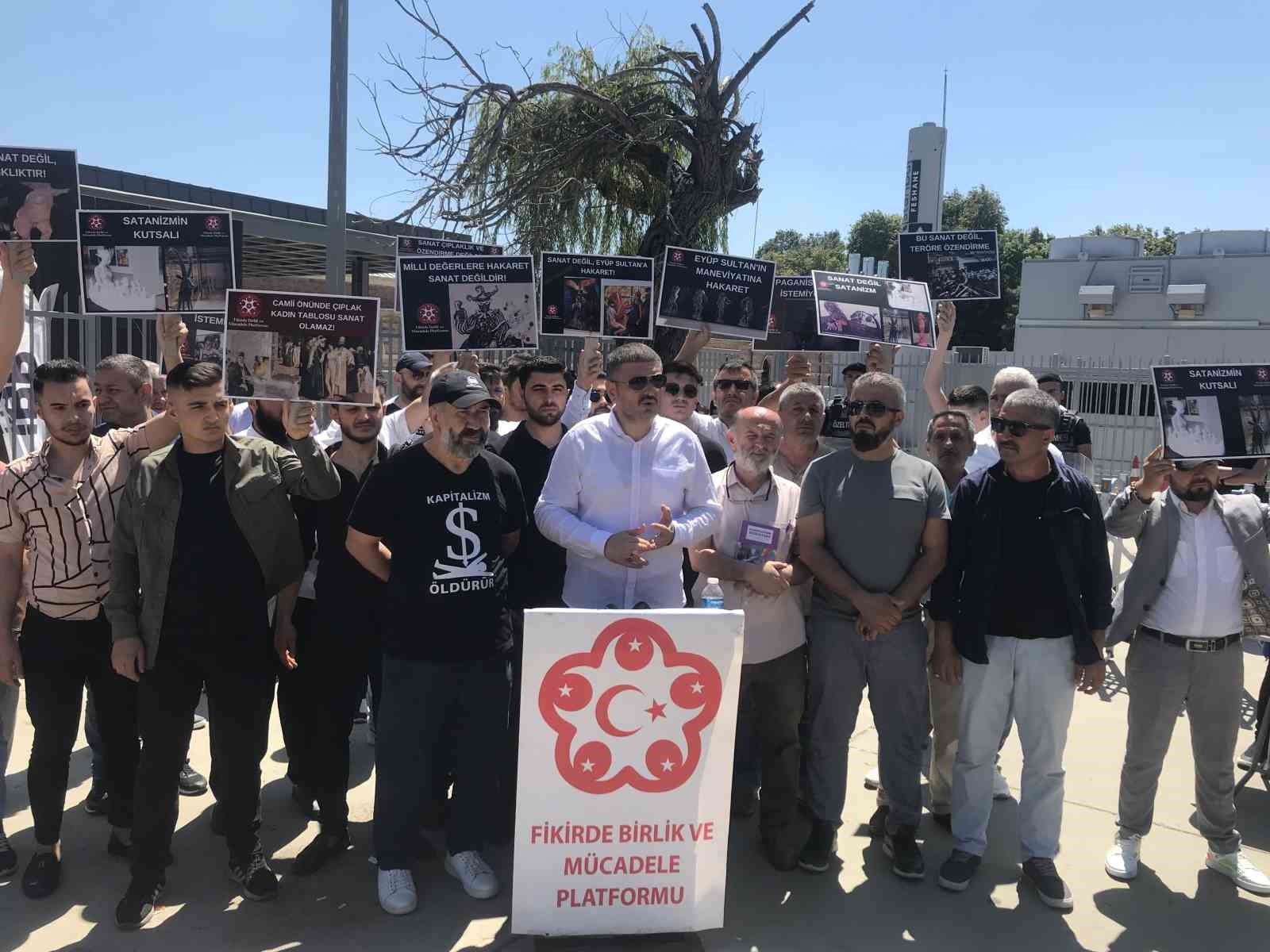 İSTANBUL BÜYÜKŞEHİR BELEDİYESİ'NİN (İBB) ARTİSTANBUL FESHANE'DE AÇTIĞI "ORTADAN BAŞLAMAK" İSİMLİ
