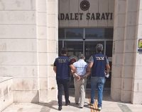 EDREMİT'TE POLİS, TERÖR ÖRGÜTÜ SUÇLARINDAN HAKKINDA HAPİS KARARI BULUNAN BİR