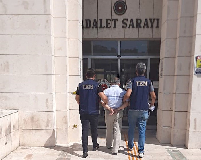 EDREMİT'TE POLİS, TERÖR ÖRGÜTÜ SUÇLARINDAN HAKKINDA HAPİS KARARI BULUNAN BİR