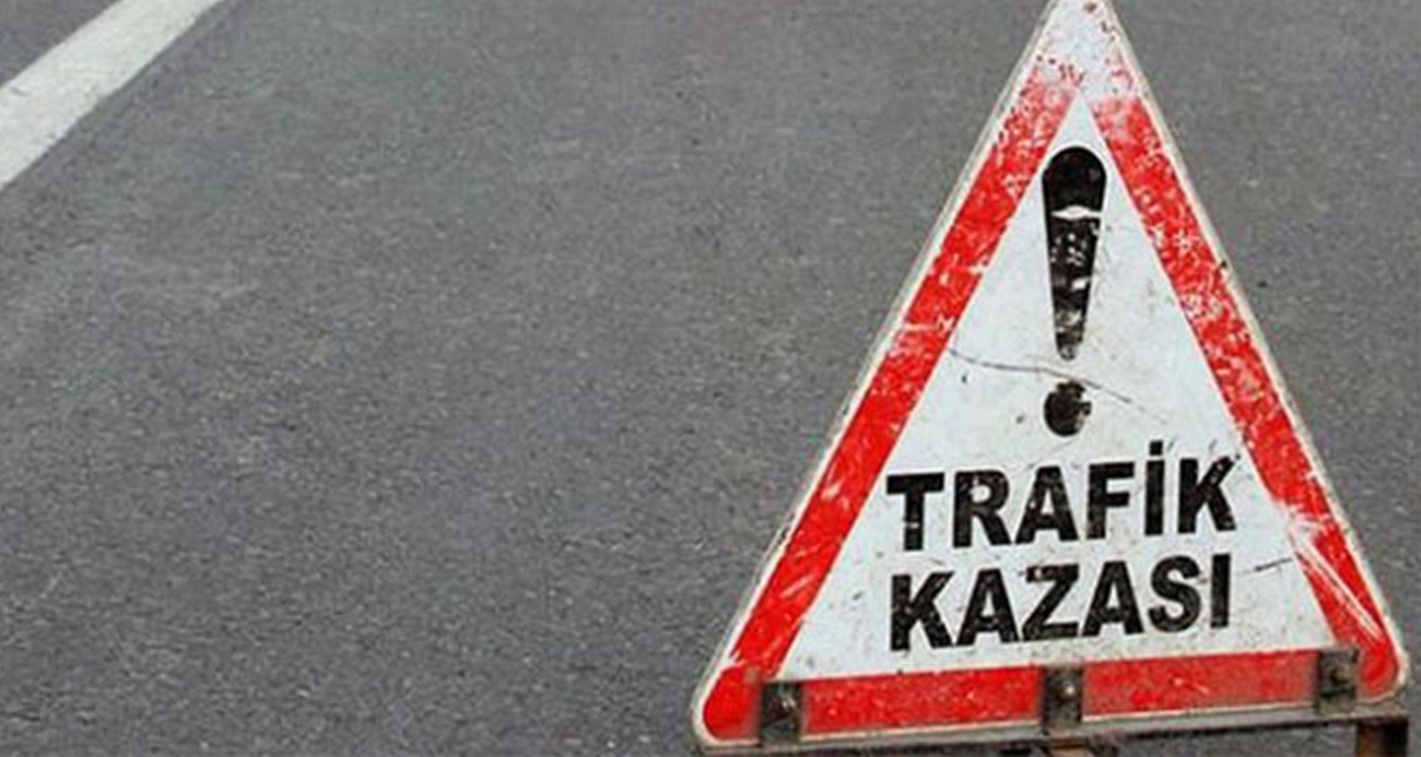İzmir’in Bergama ilçesinde traktör ile motosikletin çarpışmasıyla meydana gelen trafik
