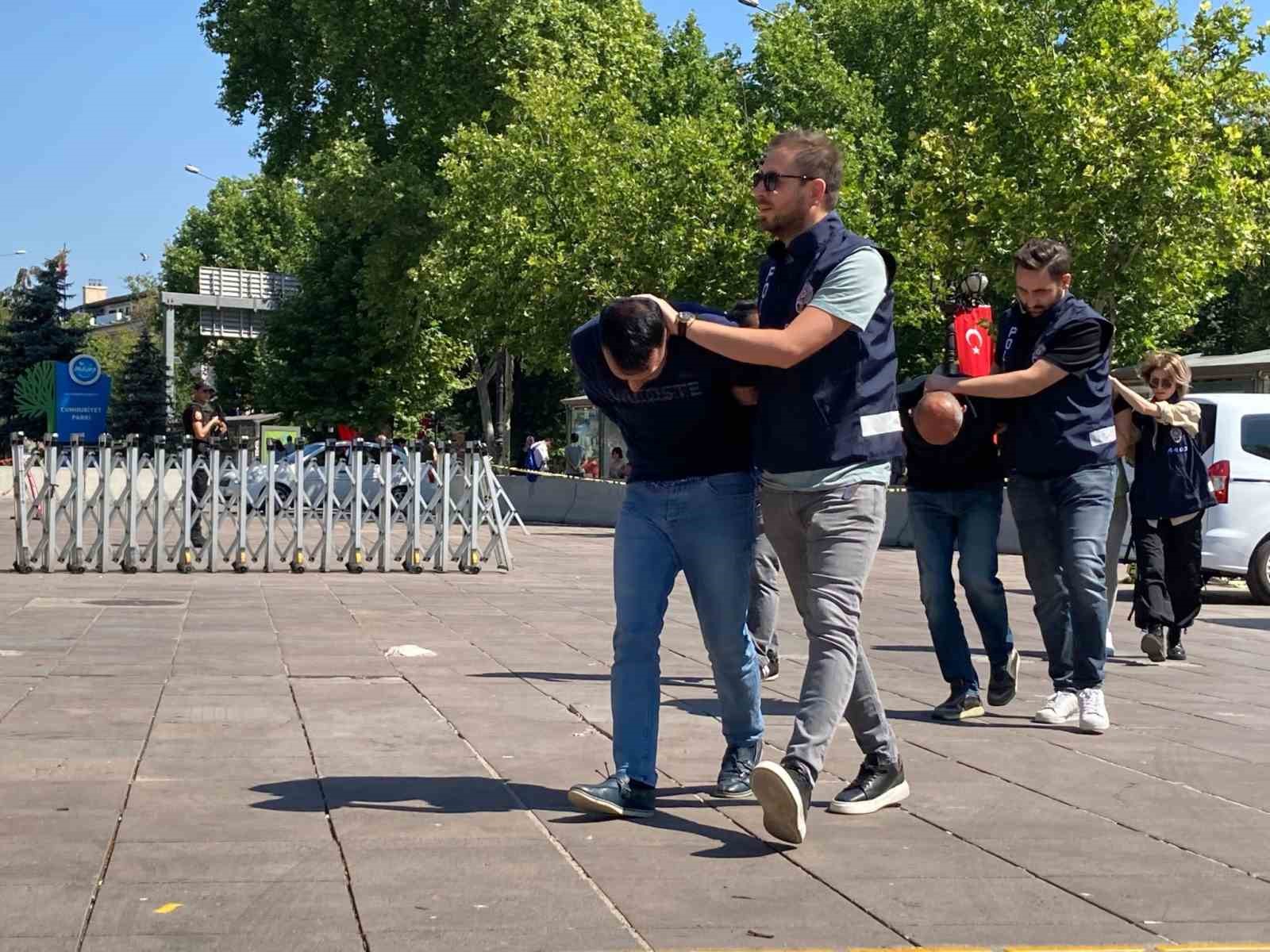 Fuhuş yaptırdığı iddia edilen şüpheliler adliyeye sevk edildi ANKARA’DA YABANCI UYRUKLU KADINLARI ZORLA FUHUŞ YAPMAYA ZORLADIĞI İDDİA EDİLEN