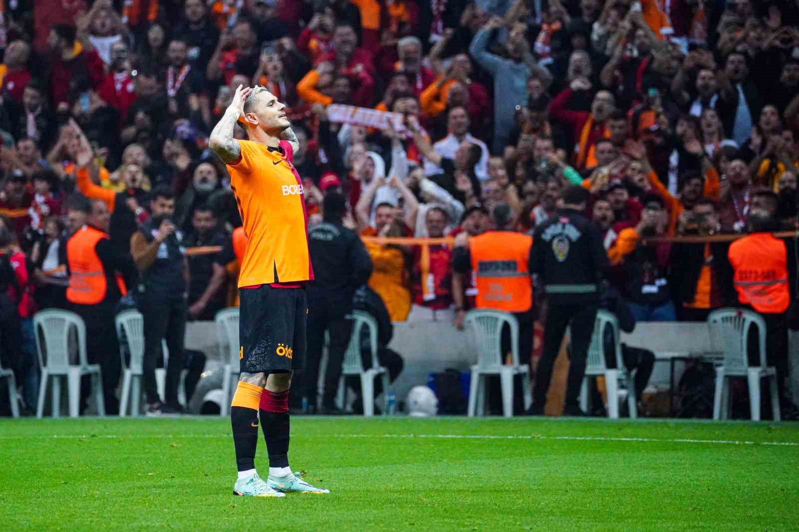 GALATASARAY, ARJANTİNLİ FORVET MAURO ICARDİ İLE 3 YILLIK SÖZLEŞME İMZALANDIĞINI