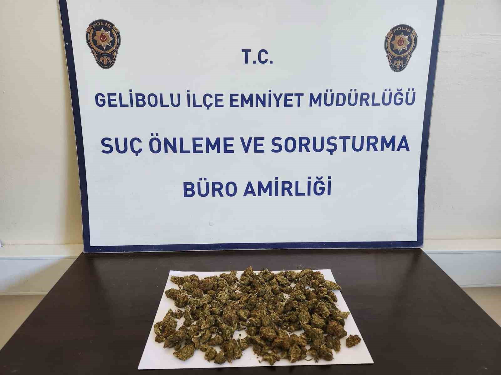 ÇANAKKALE’NİN GELİBOLU İLÇESİNDE POLİSİN GBT SORGUSUNDA BİR KİŞİNİN SIRT ÇANTASINDA