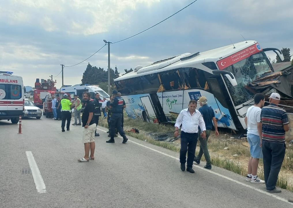 BURSA’DAN ÇANAKKALE’YE GEZİYE GELEN TUR OTOBÜSÜ ECEABAT-GELİBOLU KARAYOLU ÜZERİNDE KAZA