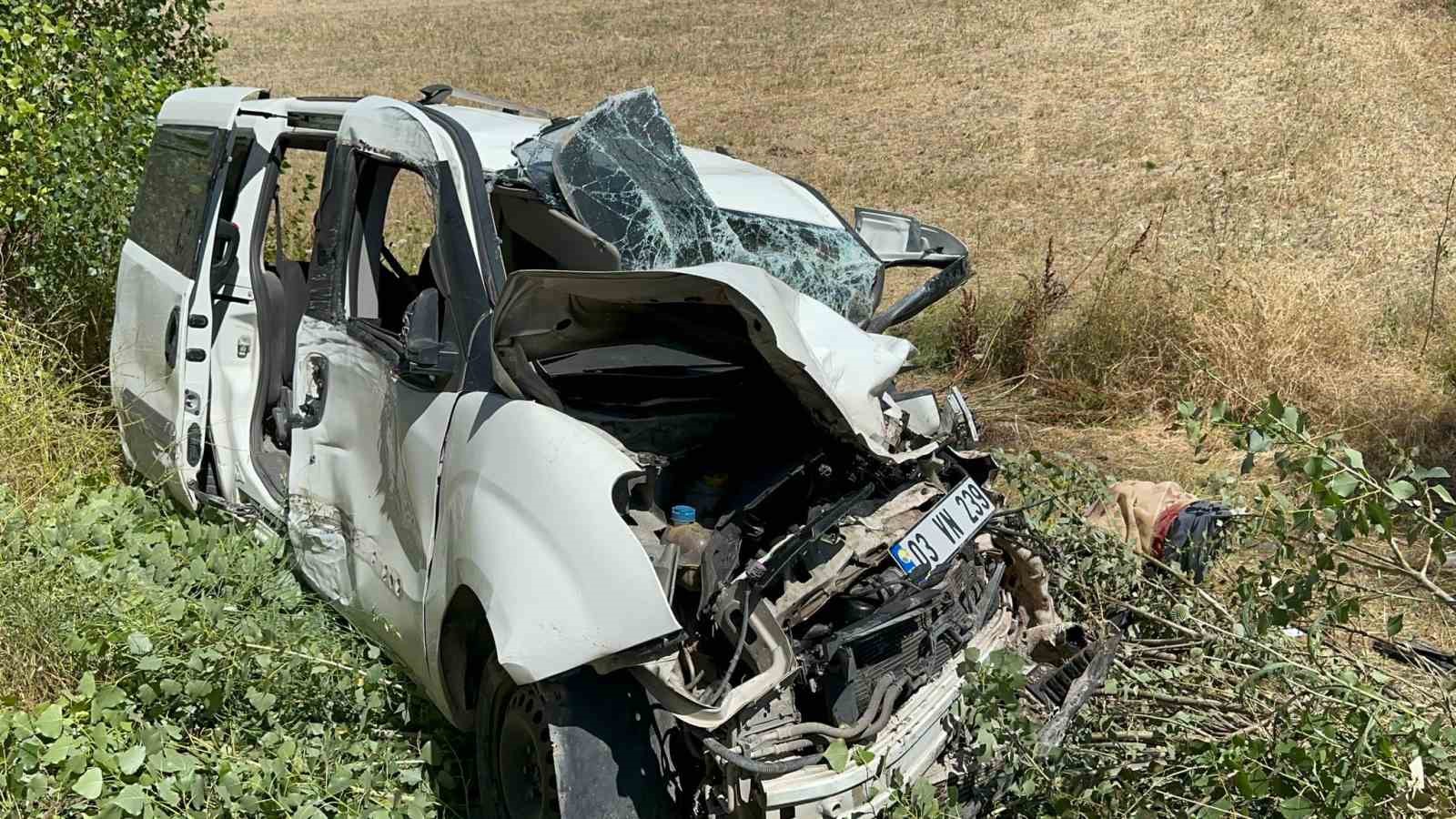 Gelin almadan dönen araç kaza yaptı, biri ağır 3 kişi yaralandı AFYONKARAHİSAR’DA KONTROLDEN ÇIKARAK ORTA REFÜJDEKİ AYDINLATMA DİREĞİN DEVİRİP ARDINDAN KARŞI