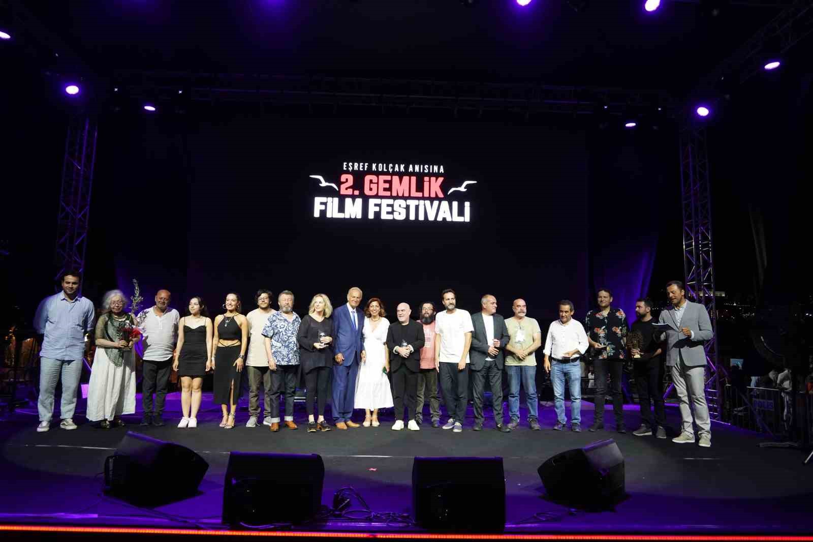 YEŞİLÇAM’IN USTA OYUNCUSU EDİZ HUN’A ‘’EŞREF KOLÇAK ONUR ÖDÜLÜ’’ TAKDİM
