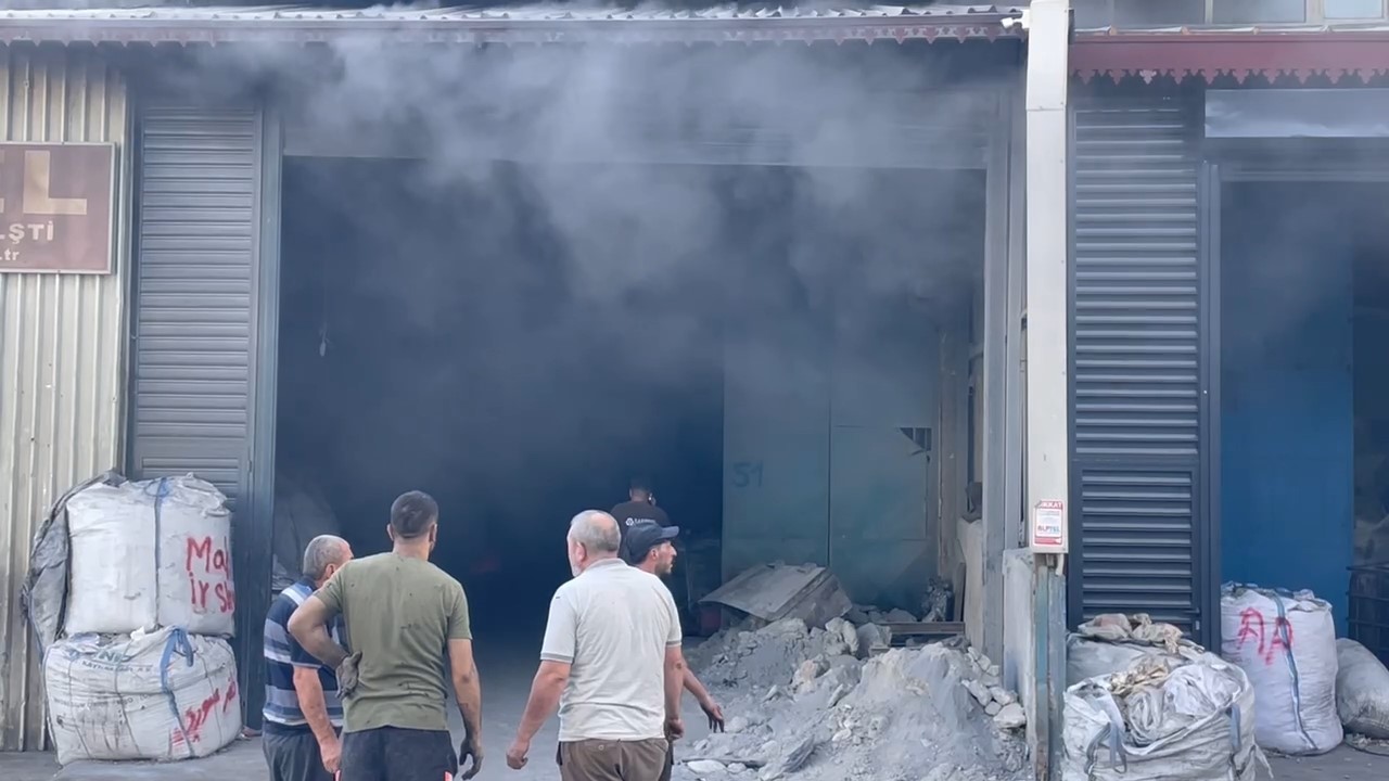 BURSA’DA BİR GERİ DÖNÜŞÜM TESİSİNDE ÇIKAN YANGIN KORKU DOLU ANLAR