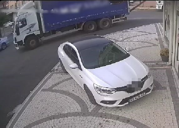 GERİ MANEVRA YAPAN KAMYON TELEFON DİREĞİNİ BÖYLE DEVİRDİ
