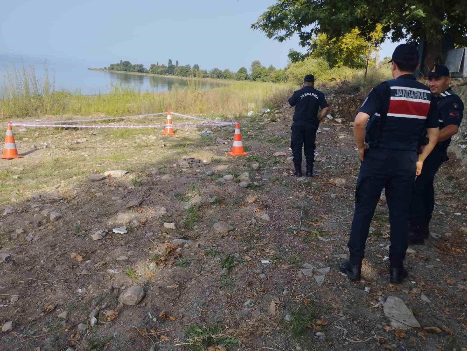 İZNİK GÖLÜ ORHANGAZİ SAHİLİNDE PİKNİK YAPAN BİR AİLENİN ÇOCUĞU GÖLÜN