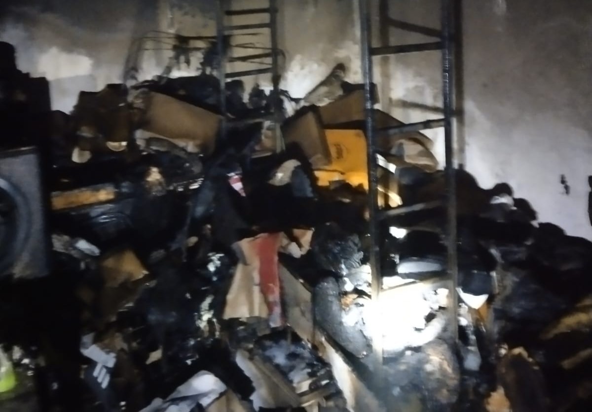 GÖNEN'DE AYAKKABI DÜKKANINDA YANGIN ÇIKTI