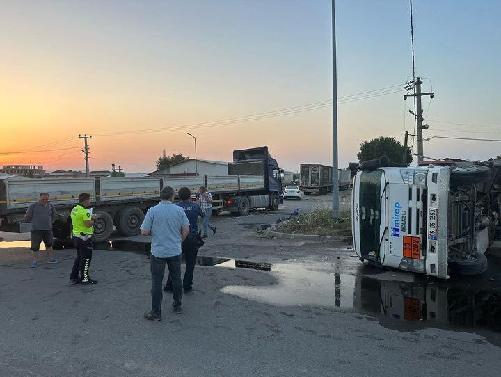 Gönen’de mazot yüklü tanker ile tır çarpıştı GÖNEN'DE MAZOT YÜKLÜ TANKER İLE TIR ÇARPIŞTI, SÜRÜCÜLER YARALANDI