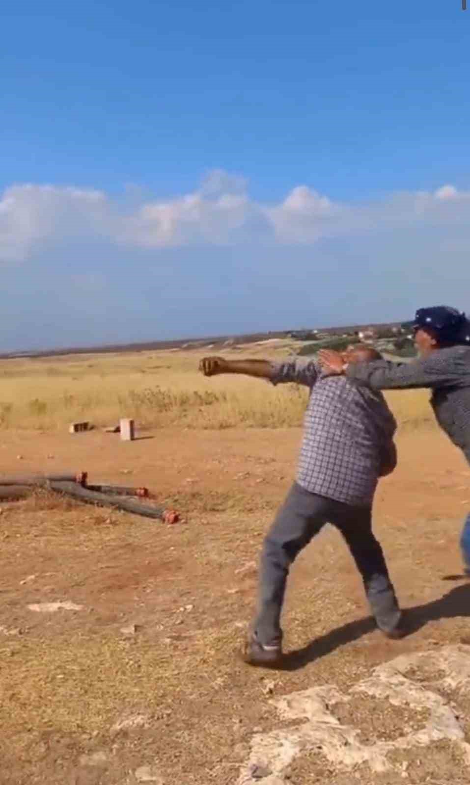 Güneşe taşla saldırdı ŞANLIURFA'DA SICAKTAN BUNALAN BİR VATANDAŞ GÜNEŞE TAŞ ATTI. SICAK HAVADAN