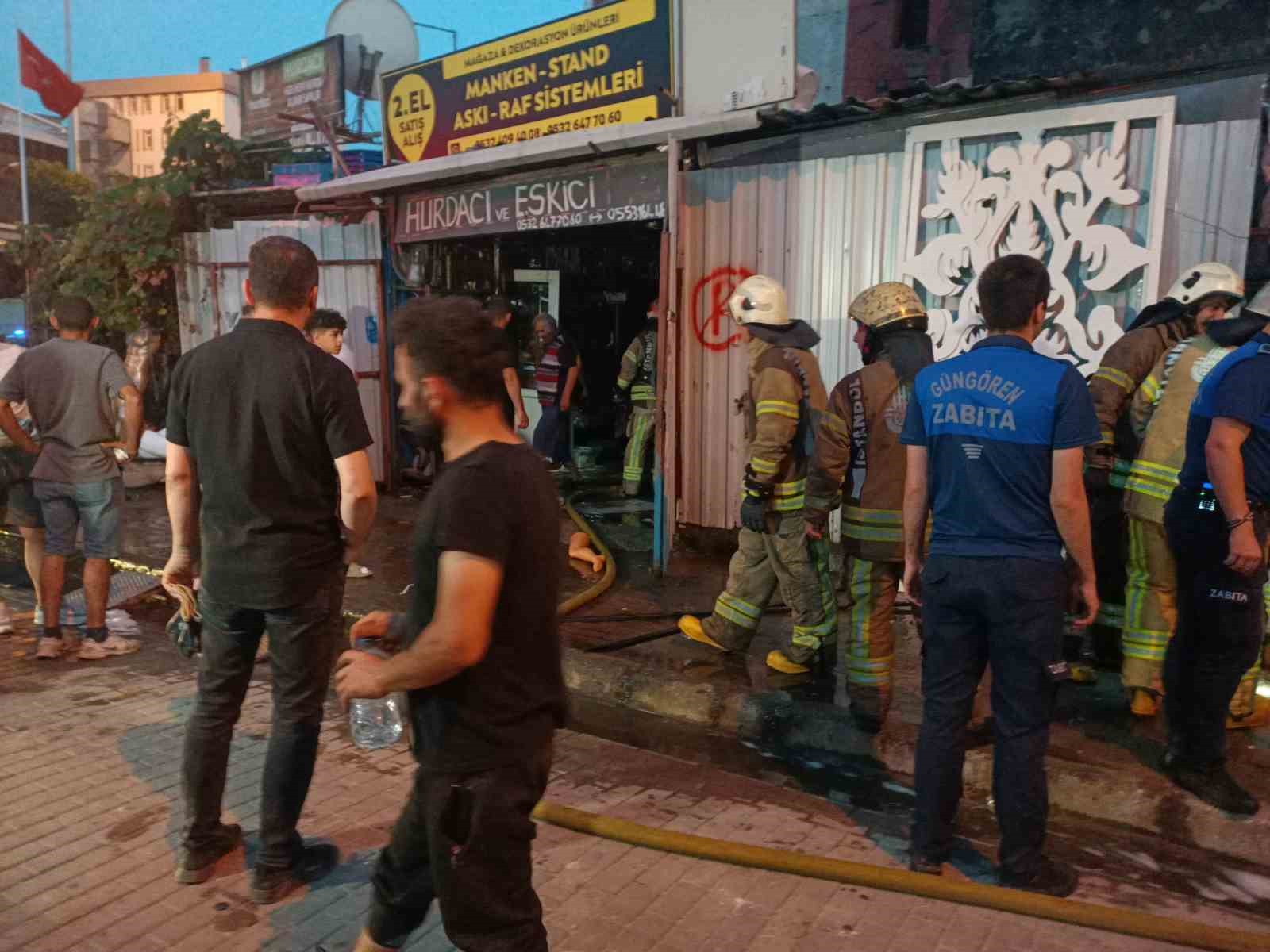 İSTANBUL'UN GÜNGÖREN İLÇESİNDE İKİNCİ EL EŞYA SATAN BİR DÜKKANDA ÇIKAN