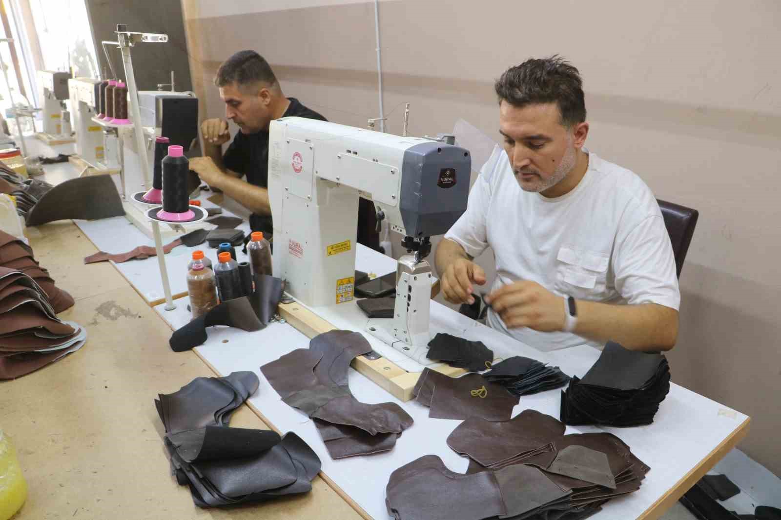 DEPREMİN VURDUĞU HATAY’IN REYHANLI İLÇESİNDE AYAKKABI ÜRETİMİ YAPAN ESNAF, BİN