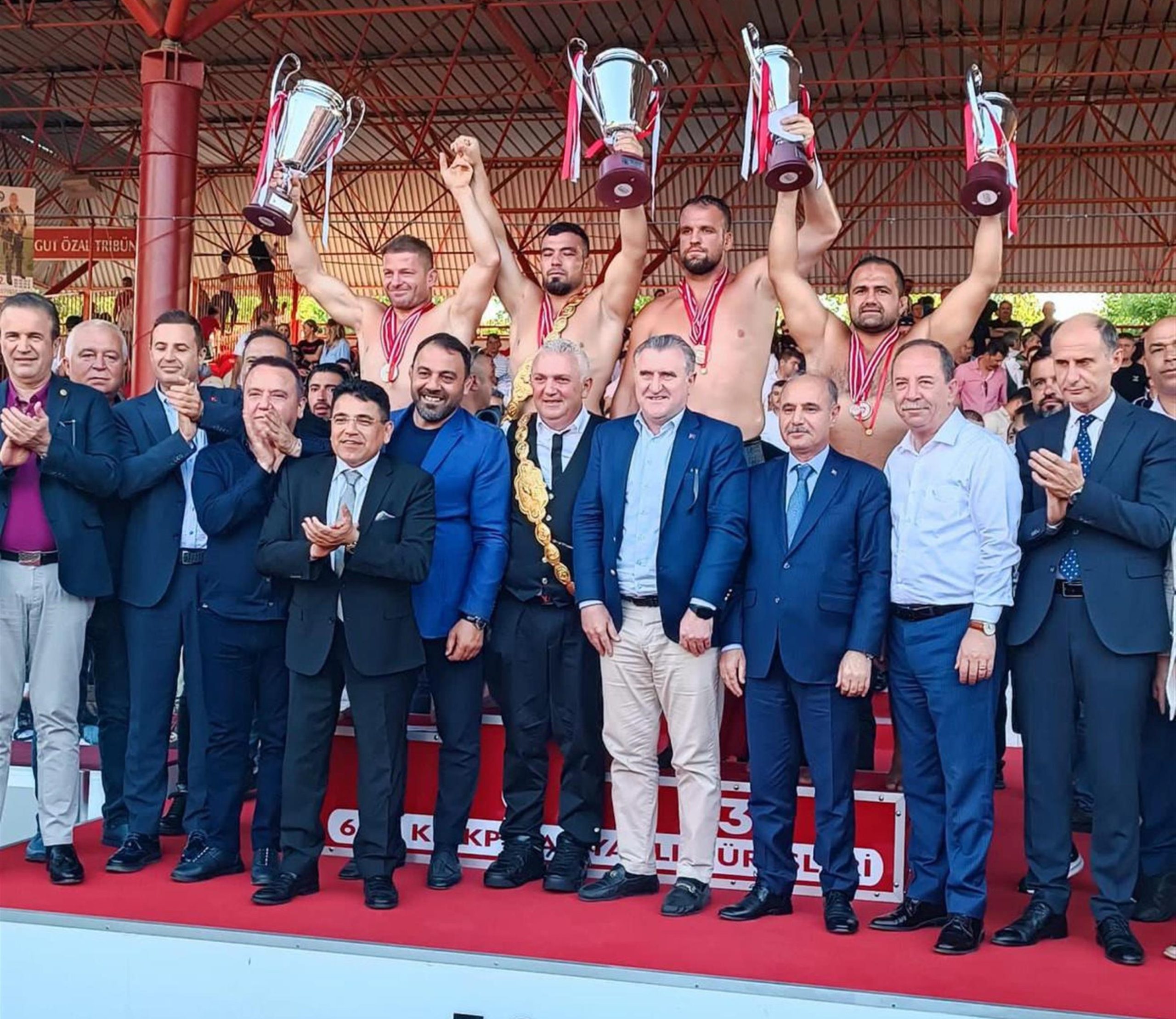 Balıkesir Büyükşehir Kırkpınar’dan madalyalar ile döndü 662. Tarihi Kırkpınar Yağlı Güreşleri’nde dualı çayıra çıkan Balıkesir Büyükşehir