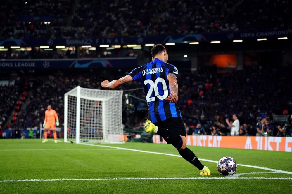 INTER, MİLLİ FUTBOLCU HAKAN ÇALHANOĞLU'NUN SÖZLEŞMESİNİ 2027’YE KADAR UZATTIĞINI AÇIKLADI.