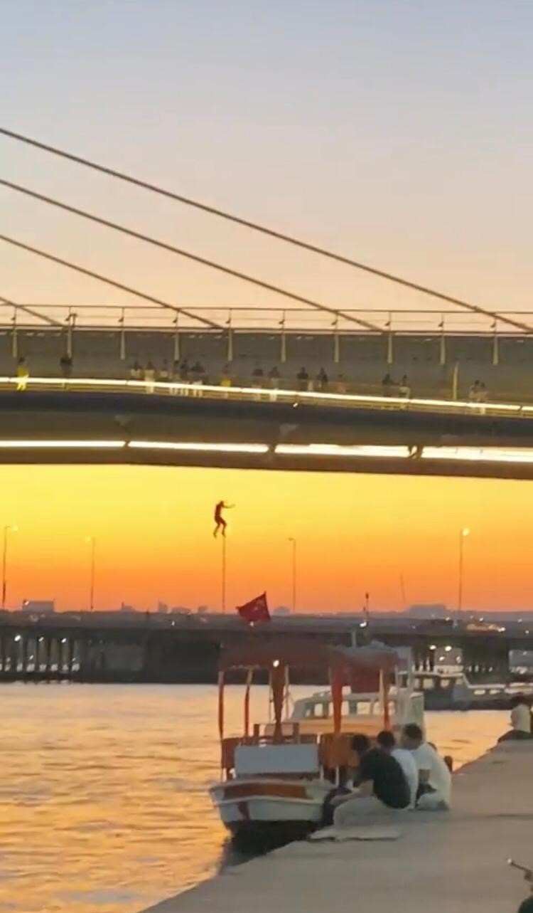 İSTANBUL'DA SICAK HAVADAN BUNALAN GENÇLER, HALİÇ METRO KÖPRÜSÜ'NDEN DENİZE ATLAYARAK