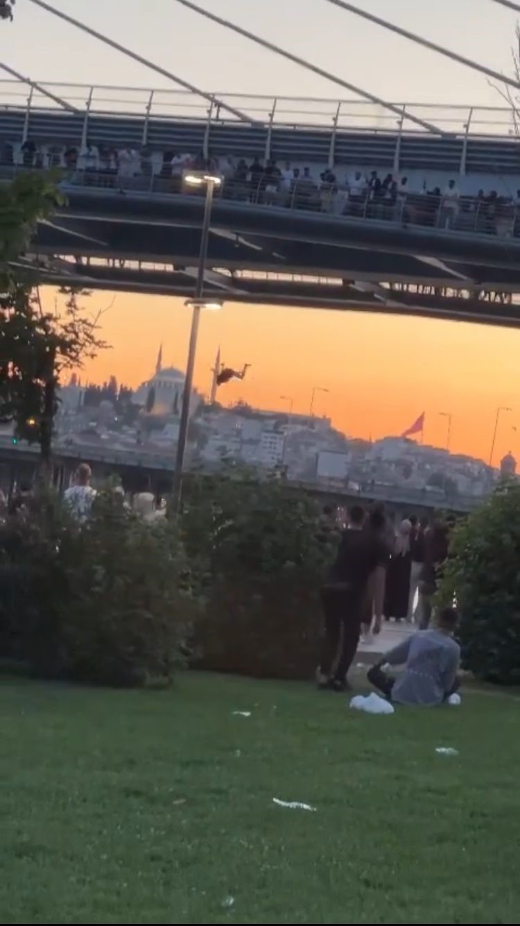 İSTANBUL’DA SICAK HAVADAN BUNALAN GENÇLER SERİNLEMEK İÇİN HALİÇ KÖPRÜSÜ’NDEN DENİZE