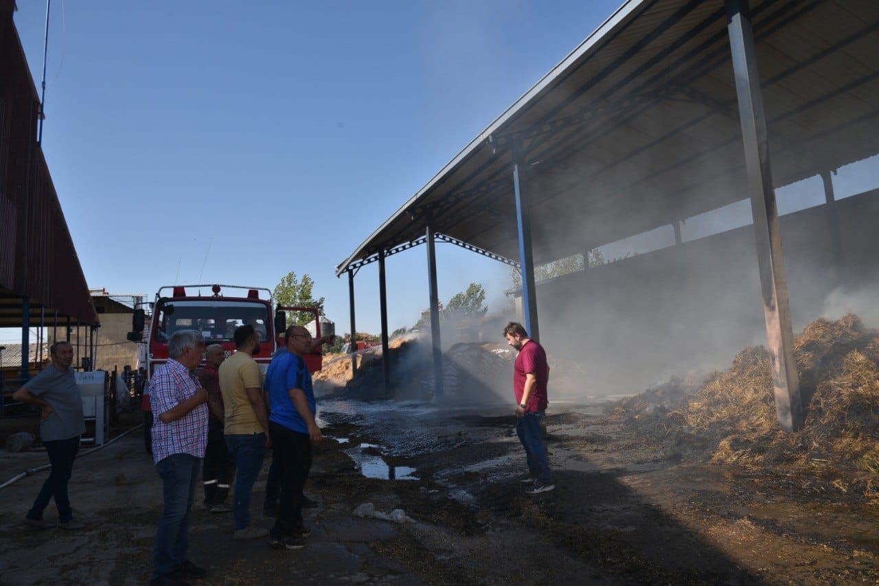 Hayvan çiftliğindeki saman yangını korkuttu HAYVAN ÇİFTLİĞİNDE SAMAN YANGINI KORKUTTU