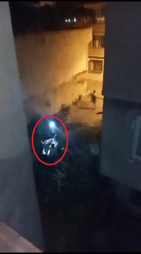 BURSA’DA BİR EVDE HIRSIZLIK YAPMAYA ÇALIŞIRKEN YAKALANAN HIRSIZ MAHALLELİNİN GAZABINA