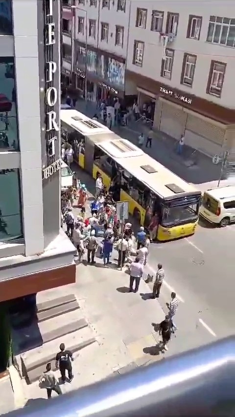 ARNAVUTKÖY’DE CADDE ORTASINDA ARIZALANAN İETT OTOBÜSÜNDEKİ ONLARCA VATANDAŞ, OTOBÜSTEN İNMEK