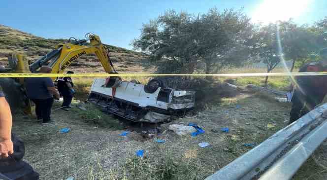 Isparta’nın Uluborlu ilçesinde tarım işçilerini taşıyan midibüs ile hafif ticari