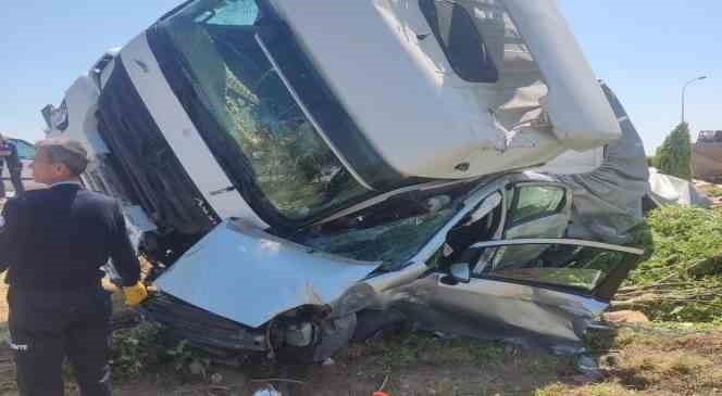 Eskişehir’de bir tırın, otomobile çarparak üzerine devrilmesi sonucu meydana gelen