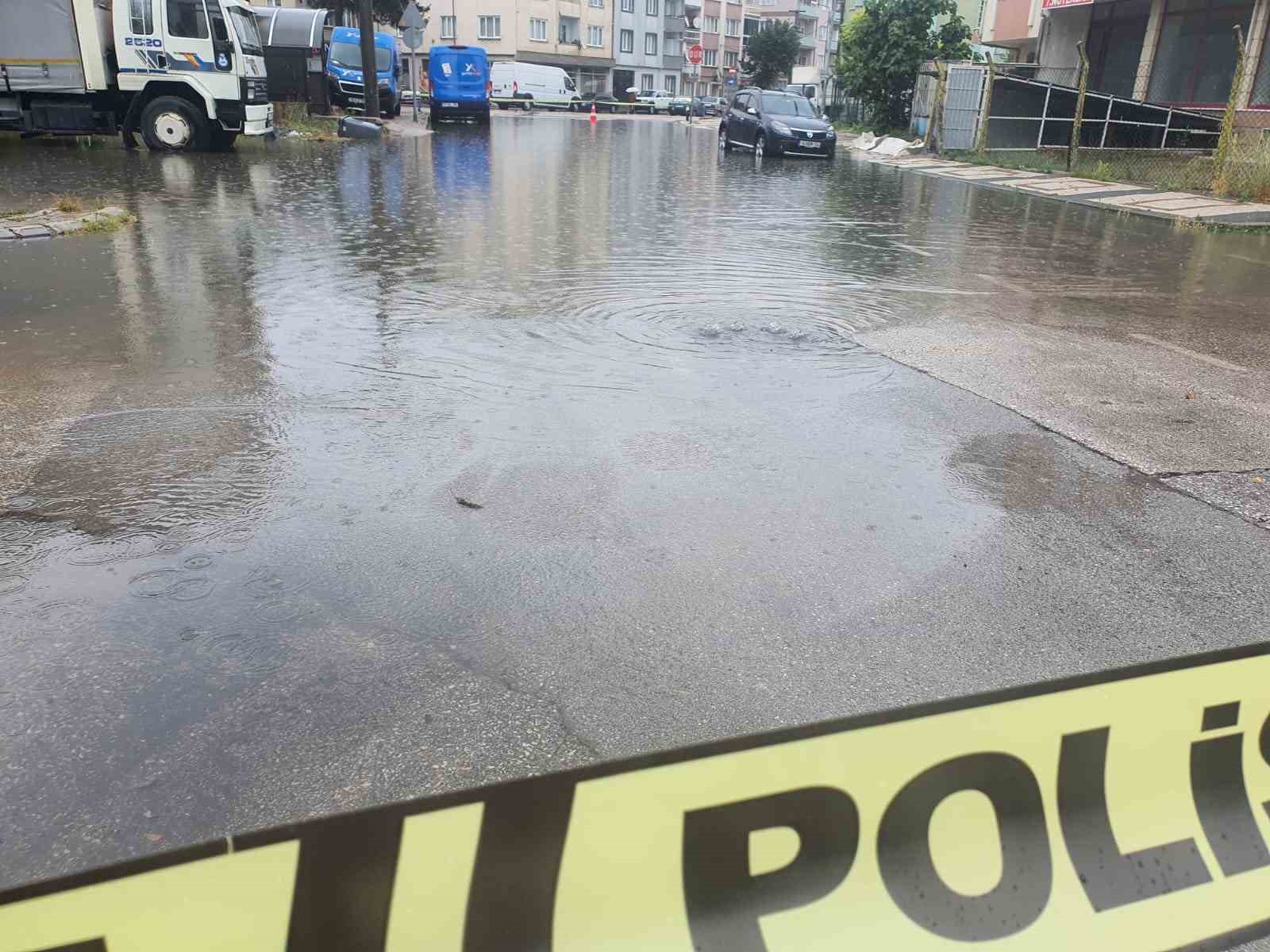 İnegöl’de sağanak yağış hayatı felç etti BURSA’NIN İNEGÖL İLÇESİNDE DE ARALIKLARLA DEVAM EDEN SAĞANAK YAĞIŞ SEBEBİYLE,