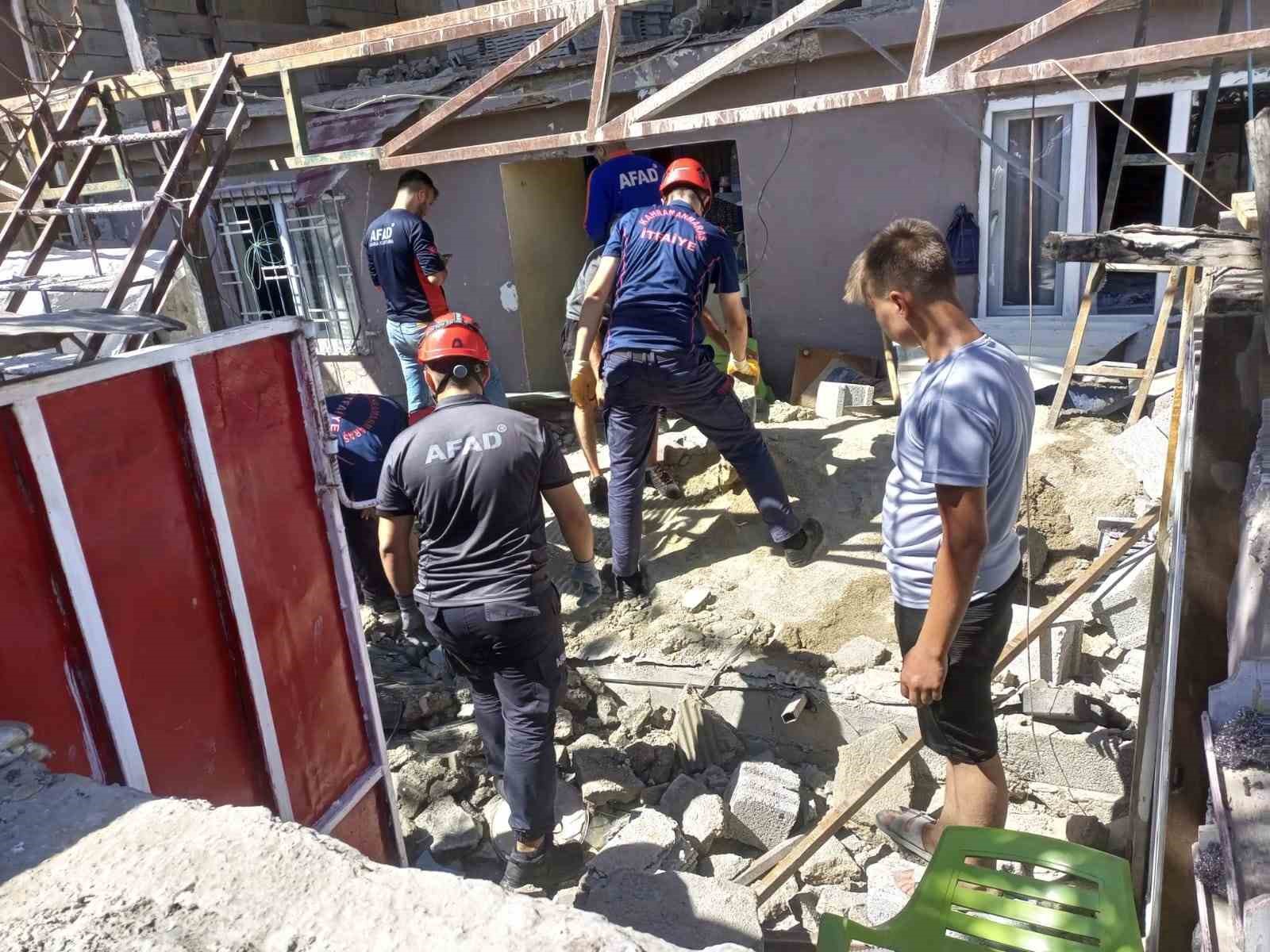 İnşaatta göçük: 1 ölü,2 yaralı KAHRAMANMARAŞ'TA MÜSTAKİL BİR EVİN İNŞAT HALİNDEKİ İKİNCİ KATINDA ÇALIŞMA YAPILDIĞI