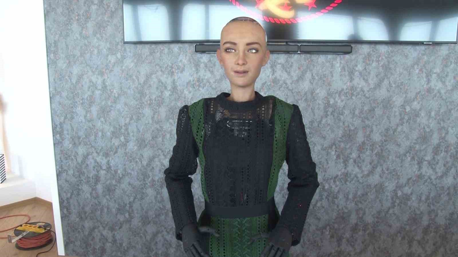DÜNYADA ŞİMDİYE KADAR ÜRETİLMİŞ ROBOTLAR ARASINDA İNSAN GÖRÜNÜMÜNE EN YAKIN