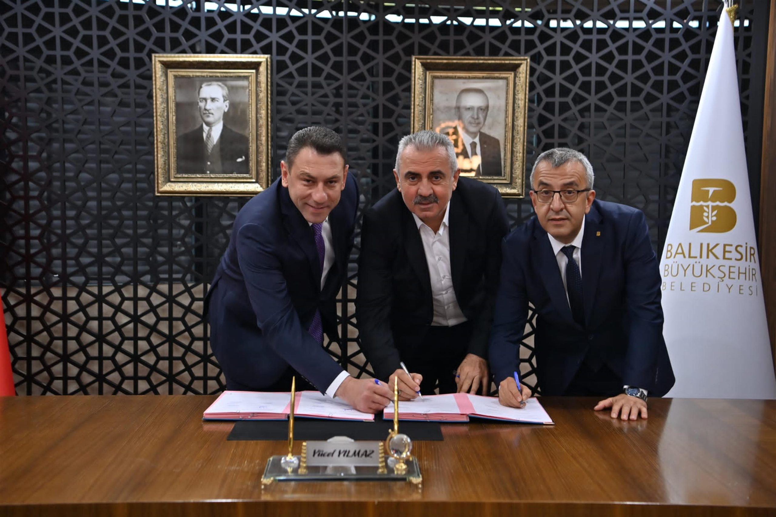 Büyükşehir’de işçi enflasyona ezdirilmedi Balıkesir Büyükşehir Belediye Başkanı Yücel Yılmaz’ın talimatı ile Büyükşehir Belediyesi