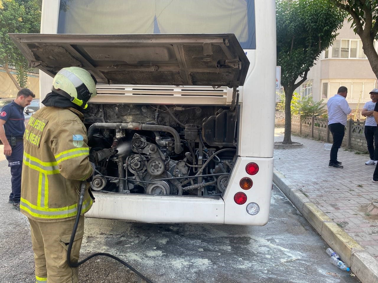 BALIKESİR'İN GÖNEN İLÇESİNDE İŞÇİLERİN SON DURAKTA İNMESİNİN ARDINDAN SERVİS OTOBÜSÜNDE