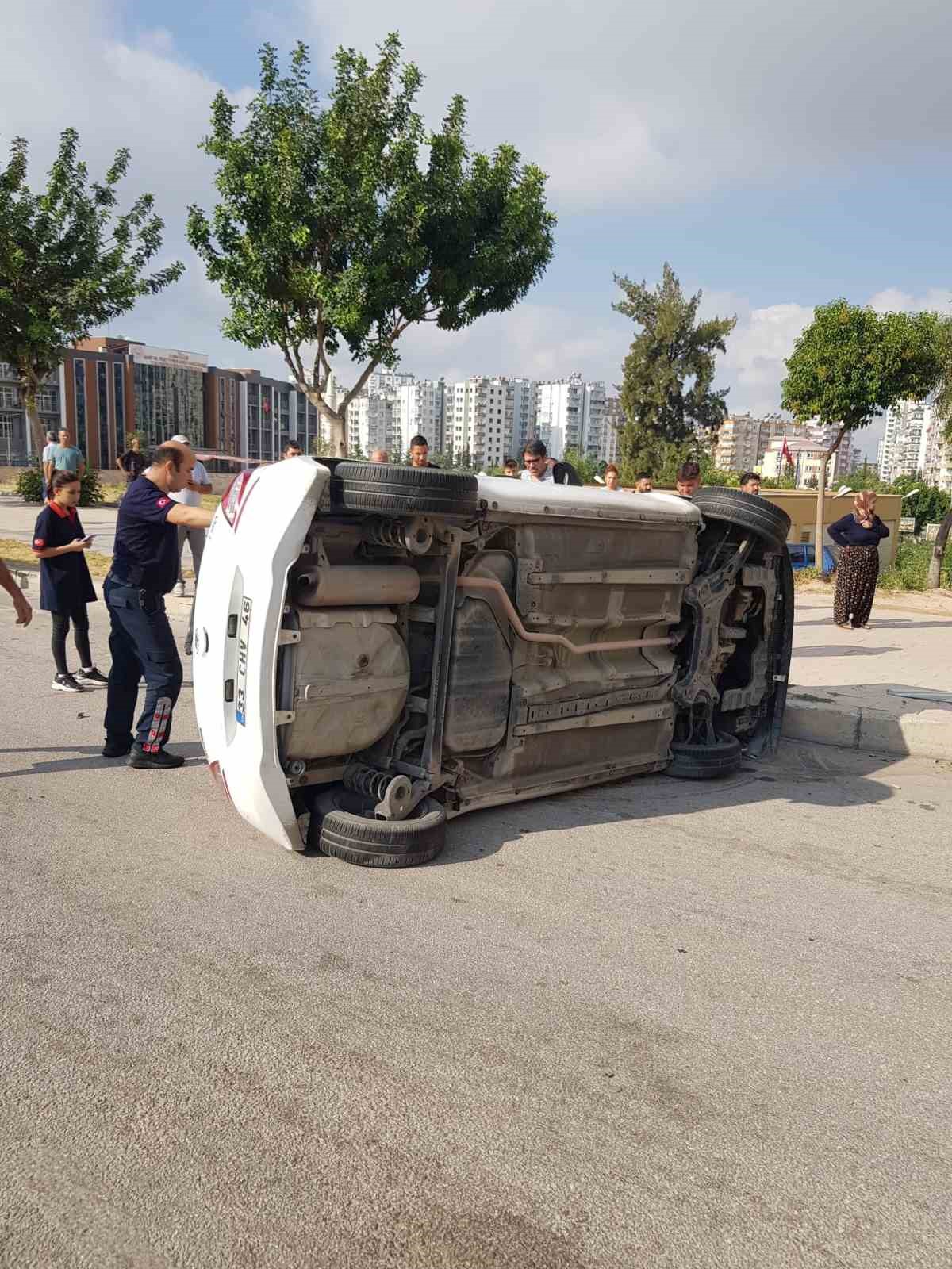 ADANA'DA ISLAK ZEMİNDE KAYIP KALDIRIMA ÇARPARAK DEVRİLEN OTOMOBİLİN SÜRÜCÜSÜ HAYATINI