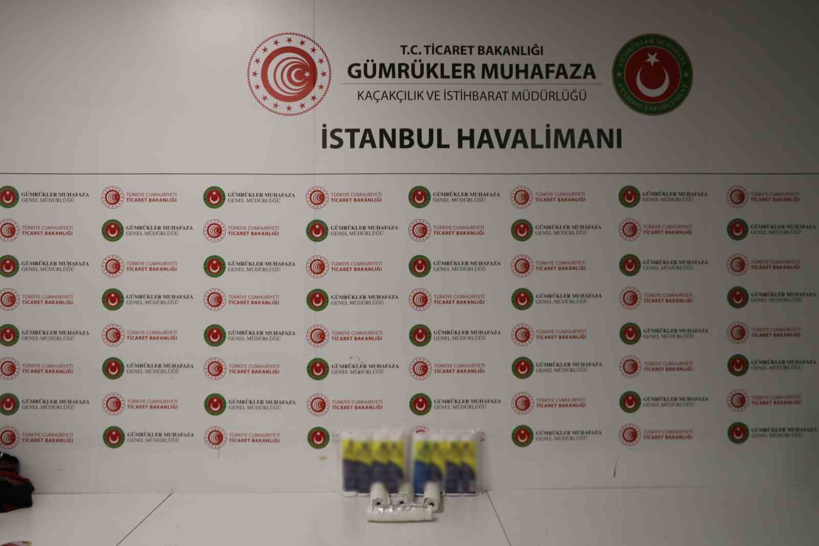 İstanbul Havalimanı’nda 6 buçuk kilo kokain ele geçirildi KOLOMBİYA’DAN İSTANBUL’A GELEN YOLCU UÇAĞINDAKİ BİR YOLCUNUN VALİZİNDE 6 BUÇUK
