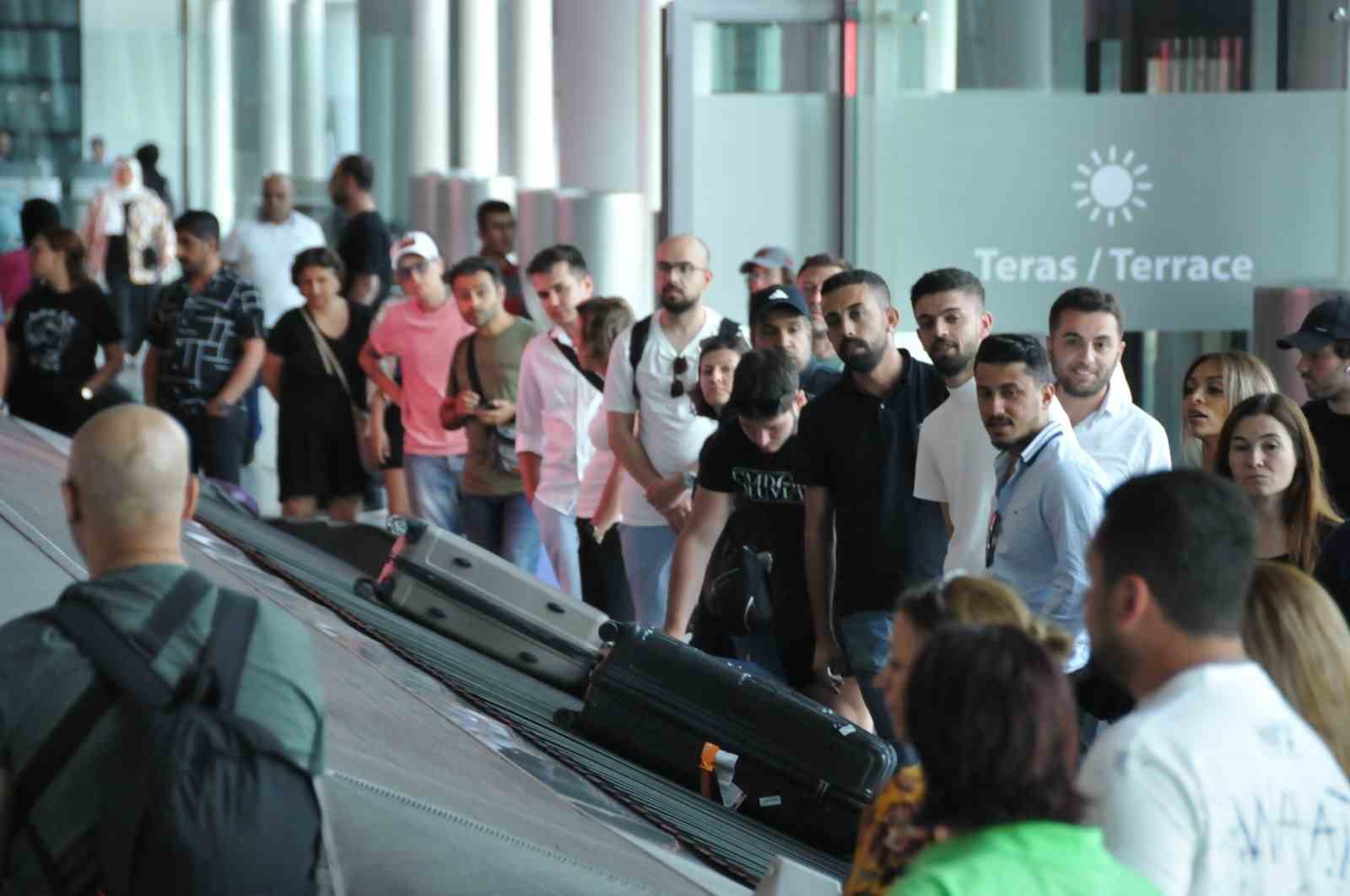KURBAN BAYRAMI TATİLİNİN SON GÜNÜNDE İSTANBUL HAVALİMANI’NDA VATANDAŞLARIN DÖNÜŞ YOĞUNLUĞU