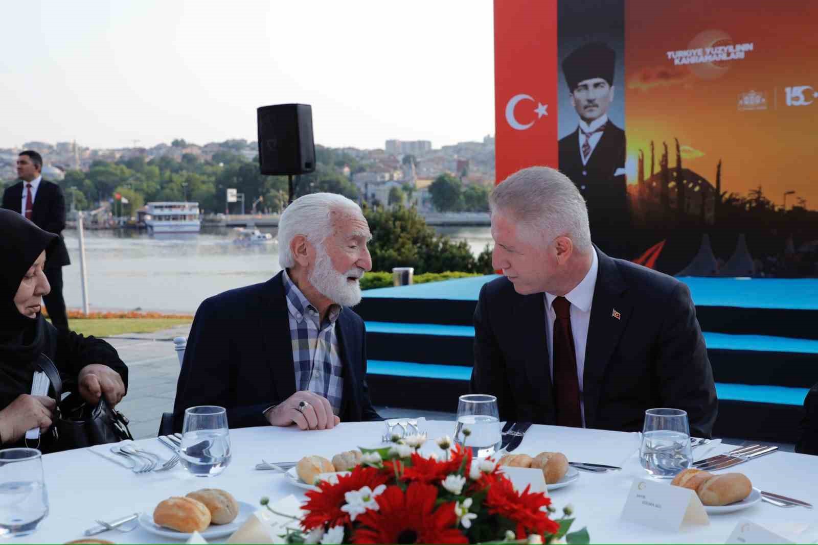 İSTANBUL VALİSİ GÜL, 15 TEMMUZ ŞEHİT AİLELERİ VE GAZİLERİYLE BULUŞTU