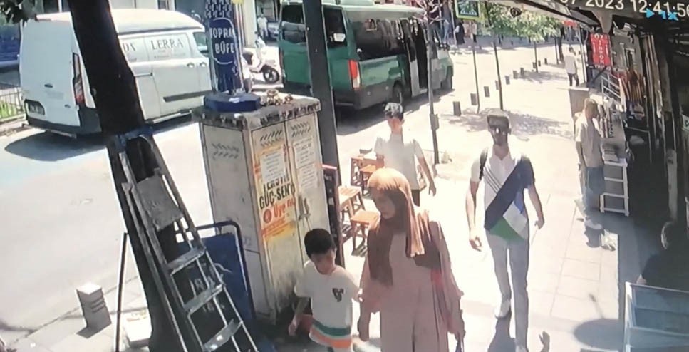 ÇAĞLAYAN’DA ÖĞLE SAATLERİNDE KALDIRIMDA YÜRÜYEN VATANDAŞLARIN BAŞINA, BİR BİNADAN KOPAN