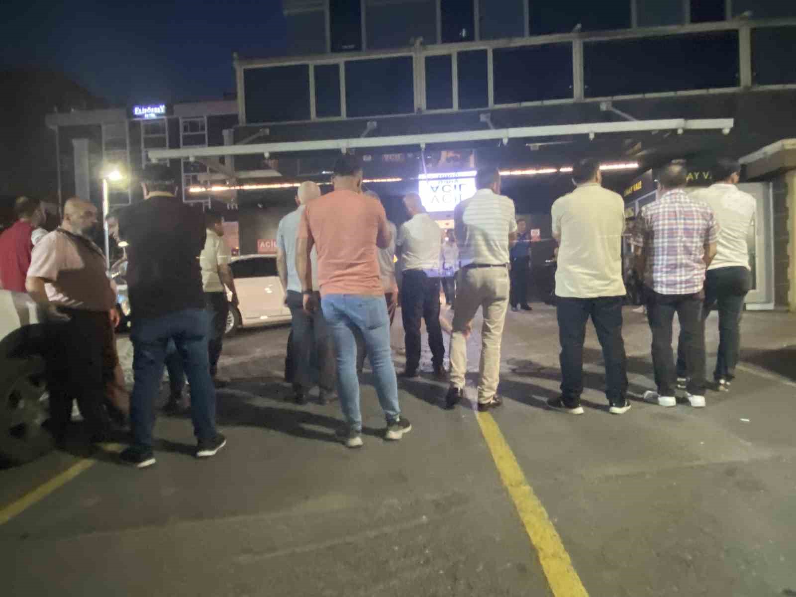 İSTANBUL'UN KAĞITHANE İLÇESİNDE SEYİR HALİNDEKİ BİR ARACA MOTOSİKLETLİ SALDIRGAN TARAFINDAN