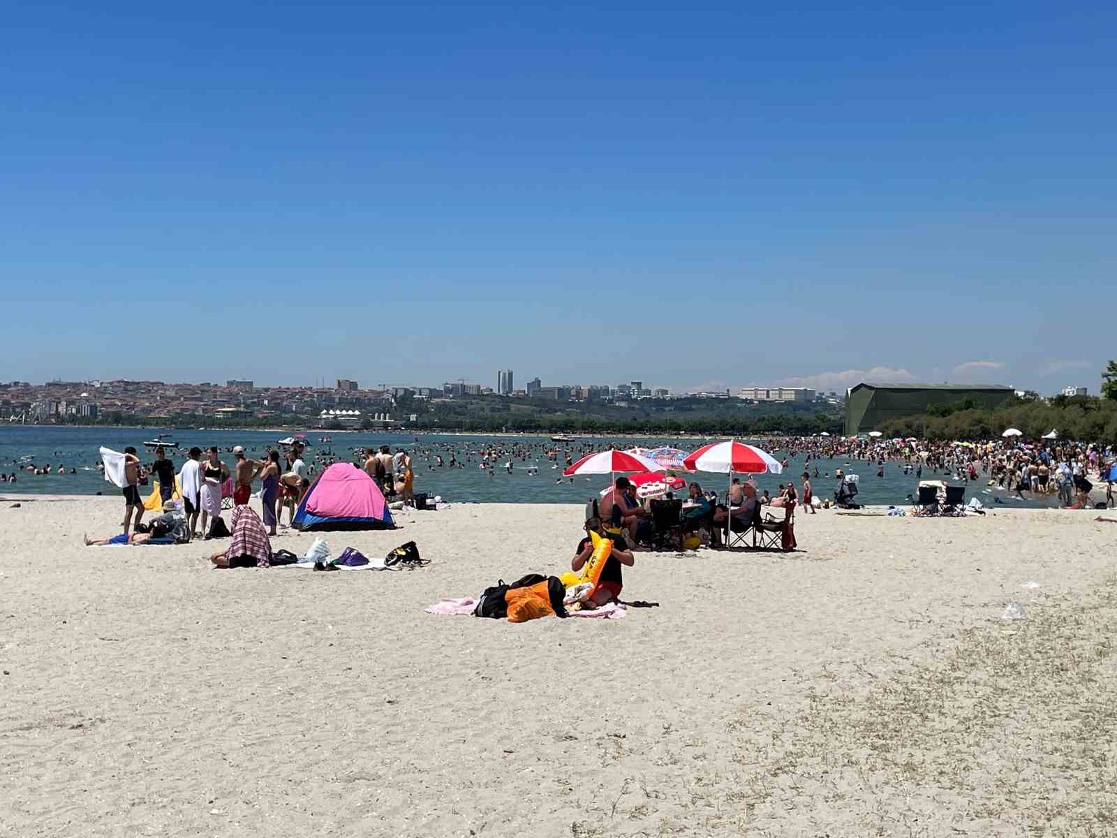 İSTANBUL'DA BAYRAMIN SON GÜNÜNDE SICAK HAVA ETKİSİNİ İYİCE ARTIRINCA VATANDAŞLAR