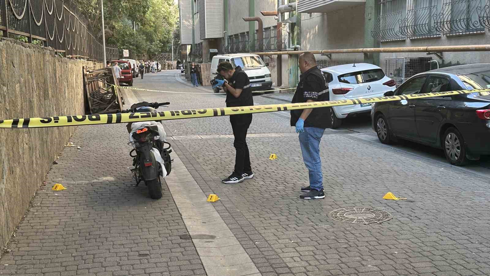 KAĞITHANE'DE MOTOSİKLETLE SEYREDEN BİR GENÇ, PUSU KURUP ÖNÜNÜ KESEN KASKLI