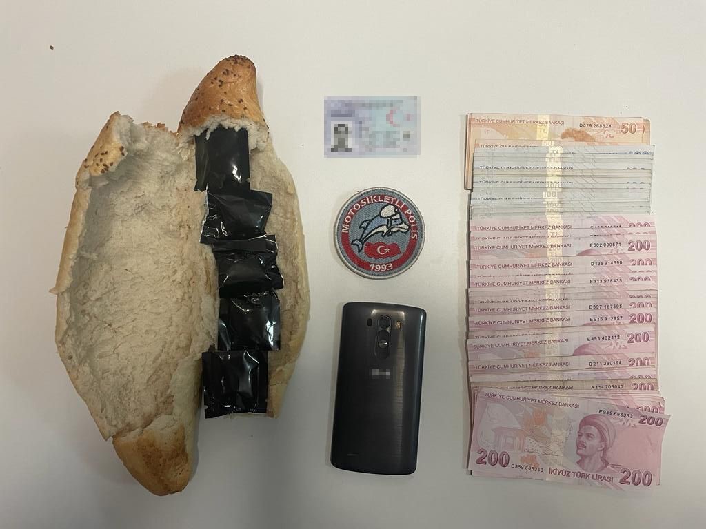 ŞAHSIN ELİNDEKİ POŞETİ İNCELEYEN POLİS, EKMEK ARASINA GİZLENMİŞ ÇOK MİKTARDA