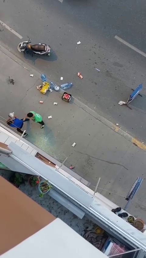 DİĞER GRUPTAN BİR KİŞİ MARKETE SALDIRDI.
