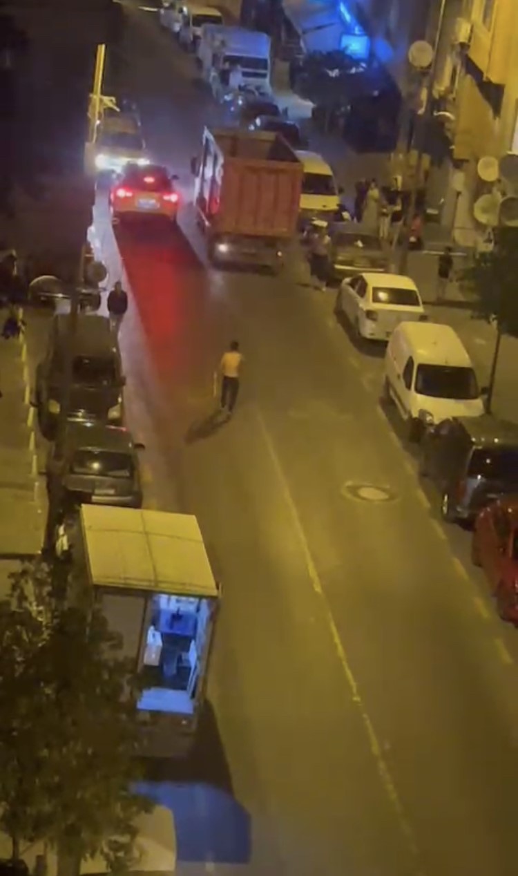KAĞITHANE’DE AKRABA OLAN İKİ GRUP ARASINDA KAVGA ÇIKTI. KAVGADA TARAFLAR