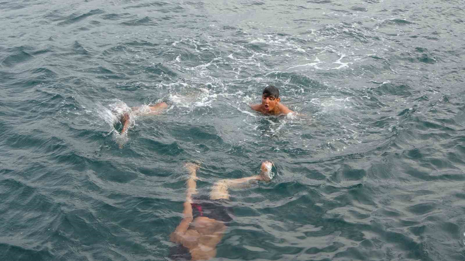 METEOROLOJİNİN UYARILARININ ARDINDAN KENT GENELİNDE KAVURUCU SICAKLAR ETKİLİ OLMAYA BAŞLADI.