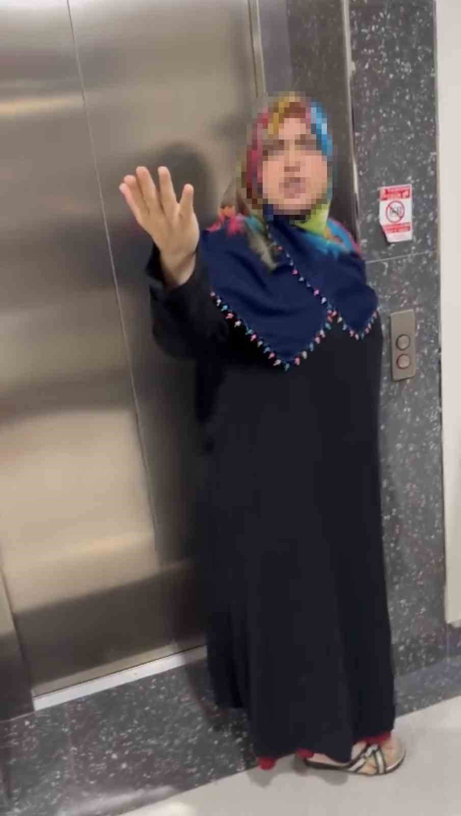 İSTANBUL'DA ÜST KATTAN AŞAĞIYA ÇÖP ATILMASINA SİNİRLENEN KADIN, ELİNE ALDIĞI