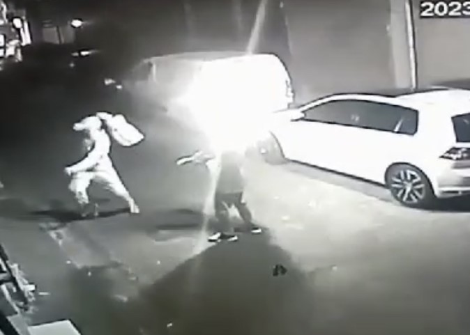 İSTANBUL BAYRAMPAŞA’DA KİMLİĞİ BELİRSİZ 2 ŞÜPHELİ, BİR KUAFÖRÜN CAMINI KIRDIKTAN